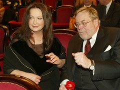 – Taki facet jak Krzyś powinien mieć trzy żony: jedną do sprzątania, prania i prasowania, drugą, która byłaby jego sekretarką i mózgiem zapamiętującym tysiące spraw, nad którymi pracuje od świtu do nocy. I trzecią, wysoką blondynkę z dużym biustem, żeby towarzyszyła mu na różnych uroczystościach. Ja żadnej z tych ról nie wypełniam, bo nie mam czasu! - żartuje aktorka.