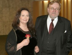 – Taki facet jak Krzyś powinien mieć trzy żony: jedną do sprzątania, prania i prasowania, drugą, która byłaby jego sekretarką i mózgiem zapamiętującym tysiące spraw, nad którymi pracuje od świtu do nocy. I trzecią, wysoką blondynkę z dużym biustem, żeby towarzyszyła mu na różnych uroczystościach. Ja żadnej z tych ról nie wypełniam, bo nie mam czasu! - żartuje aktorka.