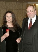 – Taki facet jak Krzyś powinien mieć trzy żony: jedną do sprzątania, prania i prasowania, drugą, która byłaby jego sekretarką i mózgiem zapamiętującym tysiące spraw, nad którymi pracuje od świtu do nocy. I trzecią, wysoką blondynkę z dużym biustem, żeby towarzyszyła mu na różnych uroczystościach. Ja żadnej z tych ról nie wypełniam, bo nie mam czasu! - żartuje aktorka.