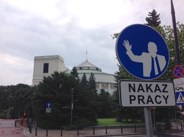 Taki oto znak stanął przed Sejmem /Tomasz Skory  /RMF FM