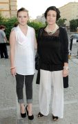Także Ewa Telega, czyli Teresa Kurkowa z „Plebanii”, obejrzała premierowe przestawienie sztuki Witkacego w towarzystwie córki. Była zadowolona, że Zosia zachwyciła jej koleżanki i kolegów urodą i nienagannymi manierami. Razem z córką spędziła w teatrze bardzo miły wieczór.