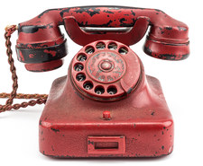 Telefon Hitlera: Krwistoczerwony przedmiot pożądania