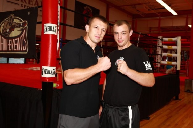 Tomasz Adamek dopinguje Adama Kownackiego Tomasz Adamek i Adam Kownacki, Fot Mike Gladysz /