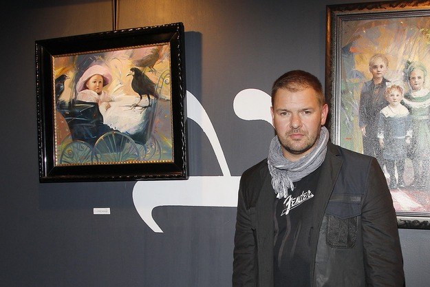Tomasz Karolak, w którego teatrze Maciej Kozłowski miał rozpocząć próby do "Siły przyzwyczajenia" Thomasa Bernharda i zagrać Starego Klauna, mówił o swym przyjacielu: "Maciek fajnie się śmiał. Pamiętam, że wiecznie się cieszył. Miał coś, co rzadko się wśród aktorów zdarza, a mianowicie niesamowite poczucie humoru i dystans do wszystkiego wokół. To właśnie mnie z nim połączyło. Mam przed oczami kadr z filmu "Ogniem i mieczem", gdzie jako Krzywonos przypiera atak. Uwielbiam go z powodu serialu " 39 i pół", gdzie spędziliśmy wiele godzin na planie". 