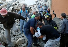 Tragiczny bilans trzęsienia ziemi wciąż rośnie. Matteo Renzi informuje 