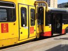 Tramwaj uderzył w autobus w Warszawie, 10 osób zostało rannych
