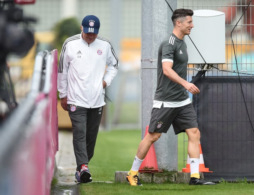 Bayern Monachium wprowadza nową karę dla piłkarzy Trener Bayernu Carlo Ancelotti i Robert Lewandowski /AFP