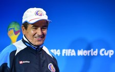 Trener Kostaryki boi się "nurkowania" i prosi FIFA: Przyglądajcie się Robbenowi. Wideo