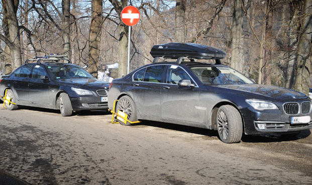 BMW w Tatrach. Znowu BOR? Nie. To "warszawka" poboczem.pl