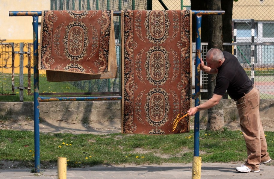 Wyjaśnij Jaki Związek Z Bezwładnością Ma Trzepanie Dywanu Trzepaczką Grzegorz Jasiński - Blogi - Trzepania dywanu - RMF24.pl