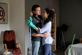 Tymczasem niania Oksana, ku niezadowoleniu Agnieszki (Magdalena Popławska), przeprowadzi się do Darka. Będzie mu coraz bardziej matkować, prać i gotować.