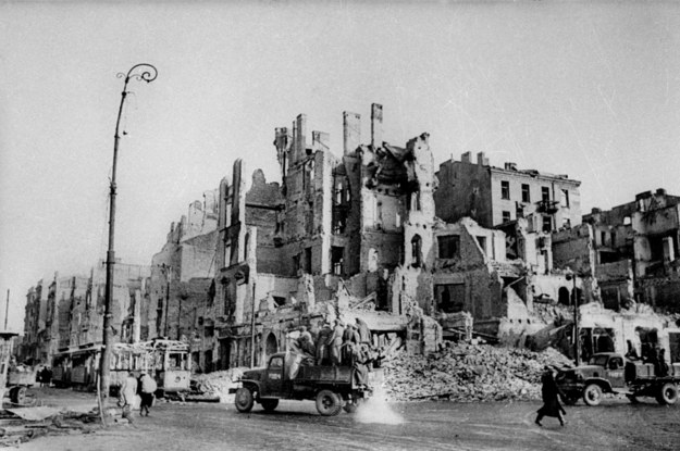 Do Warszawy Armia Czerwona wkraczała niemal z marszu Ulice Warszawy po wkroczeniu Armii Czerwonej /z arch. Romualda Broniarka /Agencja FORUM
