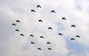 Pokaz akrobacji lotniczych kończący paradę z okazji Diamentowego Jubileuszu Elżbiety II