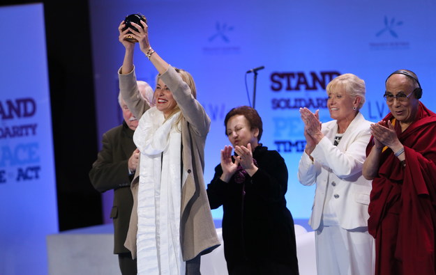 Uroczystość wręczenia "Nagrody Pokoju" dla amerykańskiej aktorki Sharon Stone (druga z lewej) /Jacek Turczyk /PAP