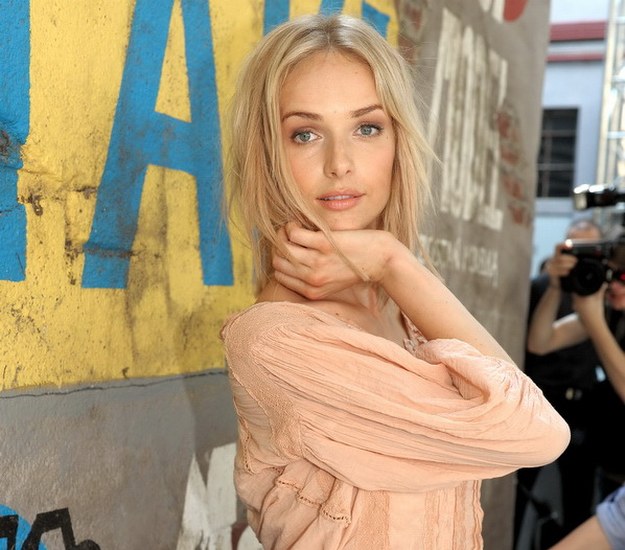 W "BrzydUli" grana przez nią Julia kochała się w Marku Dobrzańskim (Filip Bobek) i odpowiadała za promocję Domu Mody Febo&Dobrzański. Teraz Magdalena Mielcarz, która na stałe mieszka w Los Angeles, przyjęła kolejną ofertę pracy od TVN. Razem z Michałem Pirógiem będzie wspierała uczestniczki reality show "Top Model. Zostań Modelką". 
Co przekonało wziętą modelkę do występu w takiej roli?
- "Top Model. Zostań Modelką" to moja pierwsza praca, od kiedy zostałam mamą - wyjaśnia Magdalena Mielcarz. 
- Ważne dla mnie było to, że angażuję się w projekt na stosunkowo krótki czas i że mogę mieć przy sobie córkę. Poza tym podoba mi się idea programu - dzięki niemu może uda się wielu dziewczynom marzącym o karierze wyrwać z małych miast, poznać smak czegoś nowego i poszerzyć swoje horyzonty. Widzę mobilizację i determinację uczestniczek, co tym bardziej utwierdza mnie w przekonaniu, że polska edycja show to świetny pomysł.
Jaka modelka - zdaniem Magdy - ma szansę wygrać show?
- Wydaje mi się, że przez ogół ludzkości modelka uznawana jest za osobę, która musi wyłącznie dobrze wyglądać - uważa. 
- W końcu do wykonywania tego zawodu nie potrzeba wykształcenia. Mimo wszystko - oprócz urody, moim zdaniem, idealna modelka ma w oczach głód wiedzy i poznania. Bo nawet z najpiękniejszą, ale pustą twarzą nie da się nic zrobić. Mimo idealnych rysów musi ona intrygować, posiadać tak zwane "coś". Szukam więc, poza urodą, ciekawej osobowości, dziewczyny z ikrą, która będzie potrafiła zaprezentować się przed kamerami i zyska sympatię widzów. 