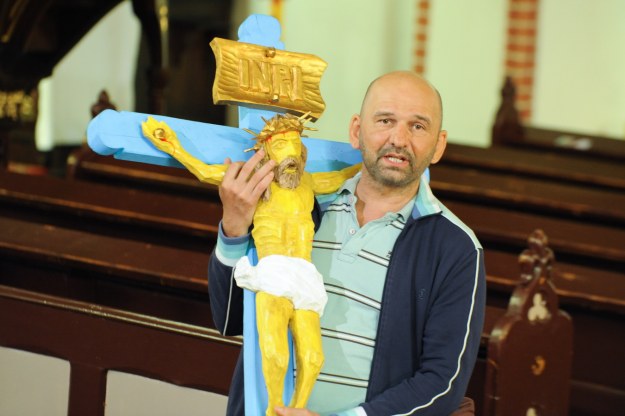 W kolejnym sezonie serialu pt. „Miłość nad rozlewiskiem” widzowie będą mieli okazję poznać dalsze losy nałogowego alkoholika Wrońskiego (Mariusz Czajka), którego wewnętrznie odmieni osobista tragedia.  

Przypomnijmy, że w poprzedniej transzy Karolinę (Iga Banasiak), córkę Wrońskiego, zgwałcił i zabił Walek (Radosław Hebal) - jego najlepszy kolega i towarzysz od kieliszka. 
- W pierwszej części serialu określiłbym moją rolę jako epizodyczną - mówi Mariusz Czajka. - Wystąpiłem raptem w dwóch odcinkach. W kolejnej serii mój bohater wraca i to na dodatek z bardziej rozbudowanym wątkiem - bo jako nawrócony alkoholik.
W nowych, powakacyjnych odcinkach Wroński wraz z żoną Wroną (Joanna Fertacz) spróbują wrócić do normalności po tragicznej stracie córki. 

- Mój bohater porzuci nałóg i ucieknie w pracę - wyjaśnia aktor. - Będzie się parał ludowym rzeźbiarstwem. Wyciosując z kradzionego drewna podobizny Jezusa, będzie miał nadzieję, że zmaże tym swoje winy w oczach Boga. Spowoduje to szereg zabawnych i zaskakujących perypetii.

Dla Mariusza Czajki nie ma takiego wyzwania, któremu by nie podołał. 
- W zawodzie uczestniczę od 30 lat, nie istnieje więc taka materia, która by mnie przerosła - wspomina. - Liczę, że dzięki roli Wrońskiego, a wcześniej Korońskiego w „Plebanii”, udaje mi się wyjść z szufladki „Wesoły Romek”, do której włożyła mnie widownia.
