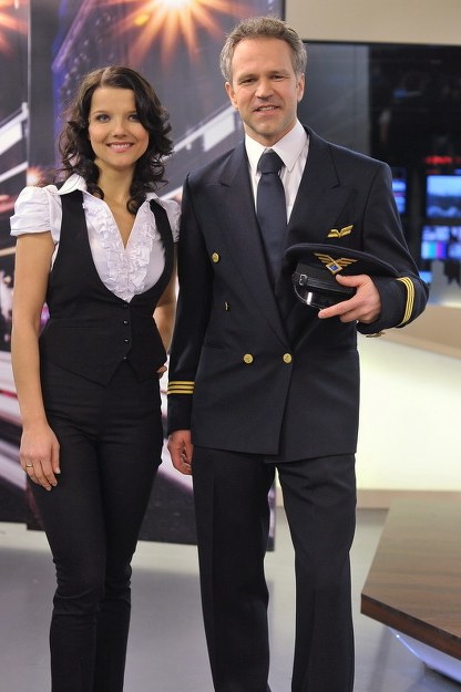 W nowym sezonie telenoweli „Na Wspólnej” życie Marty Konarskiej (Joanna Jabłczyńska) wywróci do góry nogami pilot Janusz Gajewski, w roli którego zobaczymy Radosława Pazurę.

Młodszy brat Cezarego Pazury zasili obsadę serialu od odcinka 1341. (jego emisja planowana jest na listopad br.). Janusz Gajewski jest pilotem, a jednocześnie rozwiedzionym ojcem 11-letniego Patryka. W życiu koncentruje się na wychowaniu syna, o którego stoczył batalię z eksżoną (kobieta była uzależniona od narkotyków i alkoholu, aktualnie przebywa na odwyku w USA).

Gajewski prowadzi  Fundację Pomocy Pokrzywdzonym Ojcom. Któregoś dnia pojawi się w TVN Warszawa, gdzie pracuje Marta Konarska i oświadczy prosto z mostu, że drażni go jej autorski program „Mama w wielkim mieście”! Powód? Audycja sugeruje, że wychowaniem dzieci zajmują się wyłącznie kobiety, a to wierutna bzdura. On sam jest tego najlepszym przykładem. Na dodatek to właśnie matki często nie chcą, by ojcowie uczestniczyli w wychowywaniu swoich dzieci! Tak właśnie było w jego przypadku. 

Gajewski okaże się bardzo przekonywujący, dlatego Marta zaprosi go do swojego programu. Dokładnie pozna motywację działalności pilota. Ten wywiad odmieni jej życie…

Czy Marta Konarska uwikła się w romans z przystojnym pilotem?
