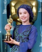 W wieku 11 lat zdobyła Oscara. Za drugoplanową rolę w filmie "Fortepian". Zaraz po  Tatum O'Neal jest najmłodszą zdobywczynią Oscara w historii. W filmie zagrała córkę niemej kobiety (Holly Hunter). "Fortepian" wyreżyserowała Jane Campion. 