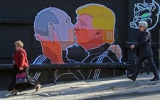 W Wilnie powstał mural z pocałunkiem Trumpa i Putina