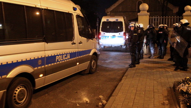 W wyniku nocnych zamieszek rannych zostao 14 policjantów /Andrzej Grygiel /PAP