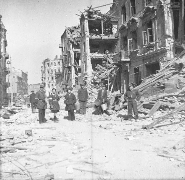 Warszawa, sierpień 1944 roku. Na zdjęciu: powstańcy wśród ruin po wybuchu bomby przy ul. Twardej /Buniewicz/CAF /PAP