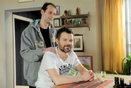 Wcielający się w nauczyciela jogi Rafał Rutkowski to jeden z najlepszych polskich aktorów komediowych. Ostatnio oglądaliśmy go jako doktora Sherlocka Jamesa Kraśnika w "Daleko od noszy", Tobiasza Mamejko w "Hotelu 52" i kucharza Długiego w "Przepisie na życie".