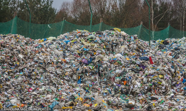 Według danych za 2014 roku w Polsce wytwarza się rocznie 142 mln ton odpadów /East News