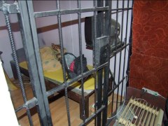 Bandyci trzymali chłopaka w okratowanej celi