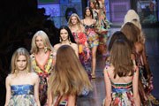 Najmodniejsze wzory i kolory, stylowe dodatki, najnowsze trendy w makijażu i fryzurach.
