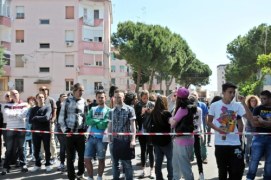 Mieszkańcy włoskiego Brindisi obserwujący miejsce wybuchu bomby, która zabiła jedną i raniła siedem osób