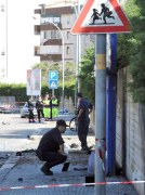 Policjant w trakcie pracy na miejscu wybuchu bomby we włoskim Brindisi