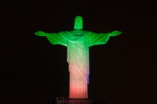 Wspaniała iluminacja pomnika Chrystusa Odkupiciela w Rio de Janeiro