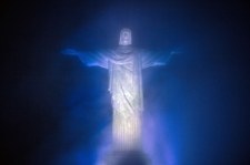 Wspaniała iluminacja pomnika Chrystusa Odkupiciela w Rio de Janeiro. Film