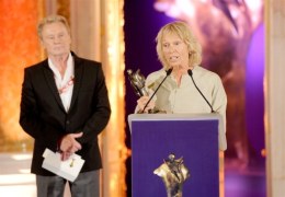 Wśród wręczających tego wieczoru statuetki byli: Beata Tyszkiewicz, czyli Ewa Winiarska w "Teraz albo nigdy!", Daniel Olbrychski, czyli Doktor z "Czasu honoru", i Robert Janowski, czyli Robert Malczewski z "Na Wspólnej".