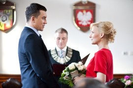 Wszystko będzie wyglądało jak w najpiękniejszej bajce. Marysia, Hubert, najbliżsi przyjaciele, rodzina no i najważniejszy gość na tej uroczystości - Julcia. Wszyscy piękni, w wyśmienitych nastrojach pojawią się w urzędzie stanu cywilnego. Marysia będzie miała oryginalną czerwoną sukienkę, a do tego biały bukiet. Hubert będzie równie szykowny w granatowym garniturze. 