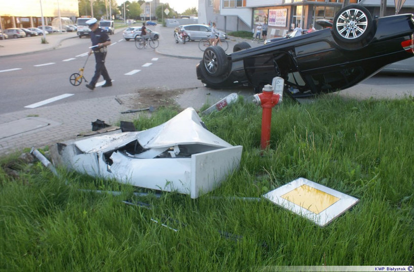 Wypadek Na Rondzie W Suwa Kach Auto Dachowa O Wydarzenia W Interia Pl