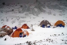 Wyprawa na K2: Nadal nie ma szans na lot do bazy