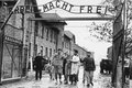 27.01.1945 - wyprowadzanie więźniów z obozu Auschwitz