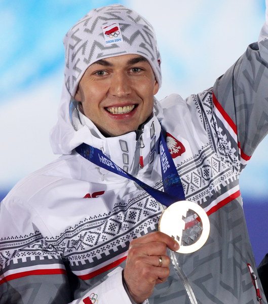 W niedzielę, kilkanaście minut po Kamilu Stochu, złoty medal olimpijski odebrał Zbigniew Bródka, zwycięzca sobotniego wyścigu łyżwiarskiego na dystansie 1500 metrów. Po raz czwarty w Soczi zabrzmiał Mazurek Dąbrowskiego