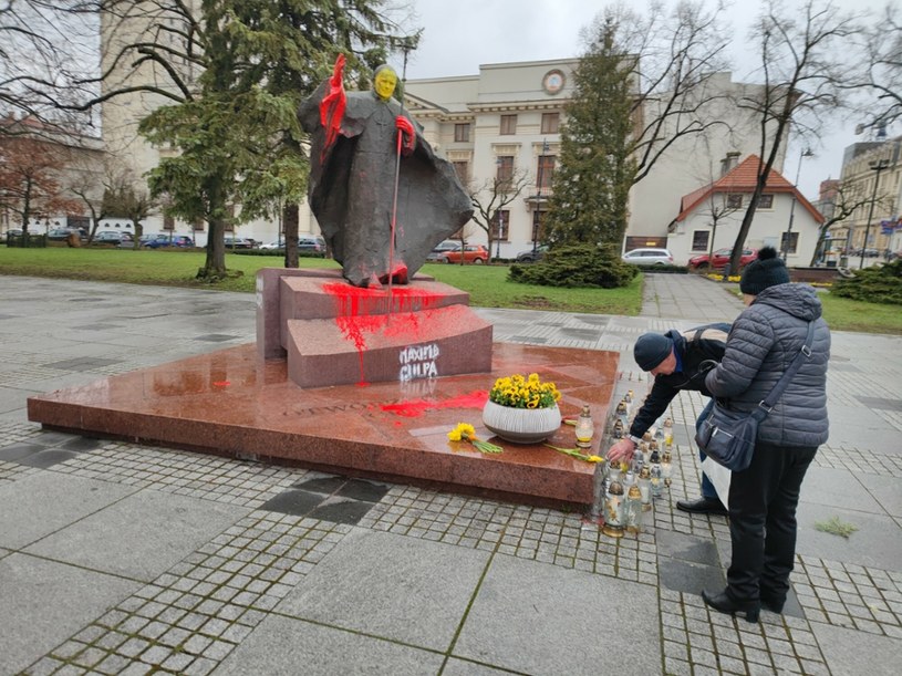 D Zdewastowano Pomnik Jana Paw A Ii We Wroc Awiu Zniszczono Mural