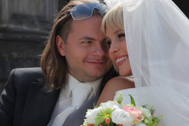 Zdradzamy, że Kasia i Bartek, pracownicy Panorama Projekt, pobiorą się w 126. odcinku „Majki” (emisja w środę 22 września).Przysięgę małżeńską złożą w krakowskim kościele pod wezwaniem Św. Piotra i Pawła.

- Wszystkie uroczystości odbędą się z wielką pompą – opowiada Gracja Niedźwiedź. - Nasi bohaterowie podjadą pod kościół pięknie przystrojoną bryczką zaprzężoną w konie.

Państwo młodzi będą wyglądali tego dnia wyjątkowo szykownie.
- Kasia ubierze białą suknię z haftowanym gorsetem i tiulową spódnicą z kokardami w stylu dużej bezy - zdradza Gracja Niedźwiedź. - Spośród wielu kreacji dziewczyny od kostiumów kazały wybrać mi trzy. Ostateczna decyzja należała już do nich. Zdecydowałam się na te projekty, które - moim zdaniem - najlepiej oddawały charakter i styl bycia mojej bohaterki. We włosy Kasia upnie welon idealnie komponujący się z sukienką.
Pan młody wystąpi w ciemnym garniturze, białej koszuli, stalowej kamizelce oraz białym krawacie.

W kościele na zakochanych ze wzruszeniem spoglądać będą rodzina i przyjaciele z Panorama Projekt, m.in.: Majka (Joanna Osyda), Michał (Tomasz Ciachorowski), Adam (Michał Lewandowski), Sabina (Marta Ojrzyńska) i Eliza (Karolina Stefańska).
Wkrótce napiszemy o tym, jak goście bawili się na weselu i czy Majka miała okazję porozmawiać z Michałem.
