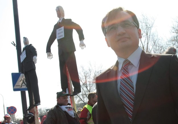 Ziobro jak Wład Palownik. Albo Jarema Wiśniowiecki Ziobro pod nawleczonymi na pale Tuskiem i Rostowskim /PAP