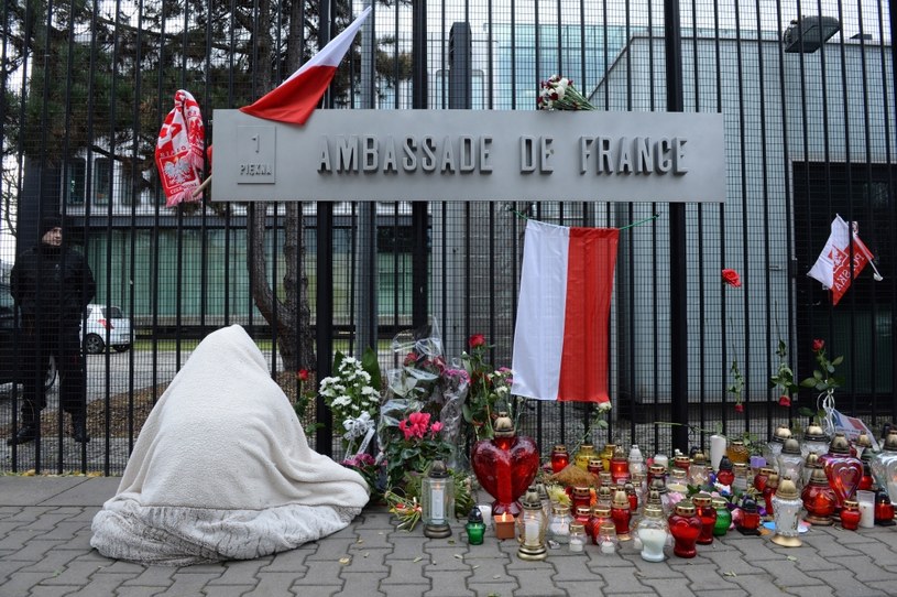 Znicze i kwiaty przed ambasadą Republiki Francuskiej w Warszawie /Jacek Turczyk /PAP
