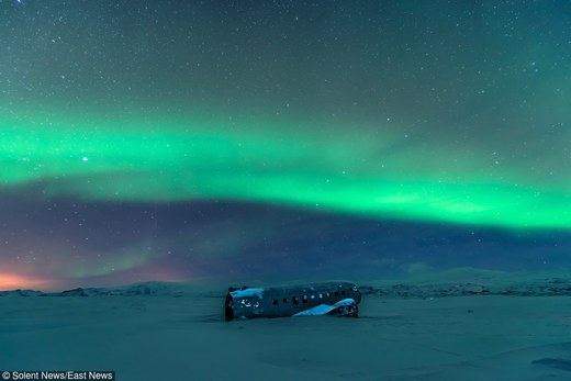 Исландия: Северное сияние подсвечивает крушение самолета