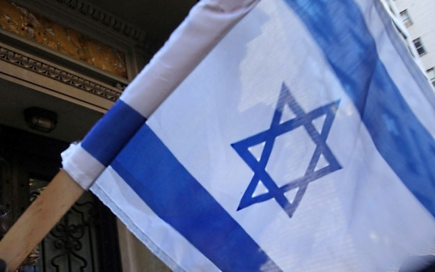 Żydzi protestują przeciw "pisaniu na nowo historii o Holokauście" /AFP