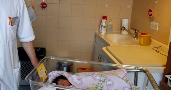 Dyrekcja Szpitala Wojewódzkiego przy ulicy Kamieńskiego twierdzi, że oddział, który był ostatnio przepełniony, według procedur trzeba było zdezynfekować. Pacjentki twierdzą jednak, że drzwi porodówki zamknęła groźna bakteria. To plotka - odpowiada dyrekcja szpitala.
