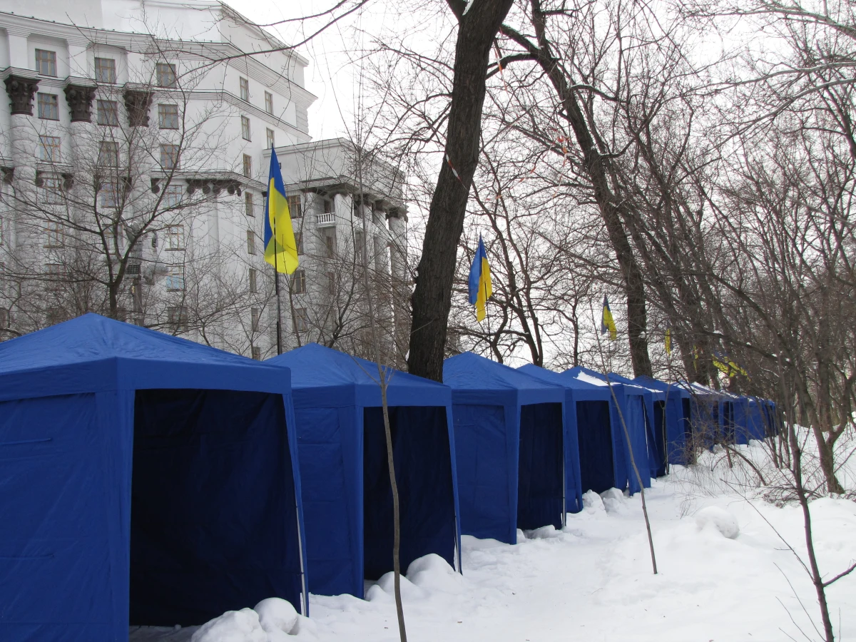 Do protestów szykują się już zwolennicy Wiktora Janukowycza. W centrum Kijowa rozbili namiotowe miasteczka przed siedzibami parlamentu, prezydenta, rządu i centralnej komisji wyborczej. Mają kłuć obecny rząd w oczy i pokazywać, że jesteśmy gotowi do protestu - mówią mieszkańcy namiotów specjalnemu wysłannikowi RMF FM do Kijowa Krzysztofowi Zasadzie.