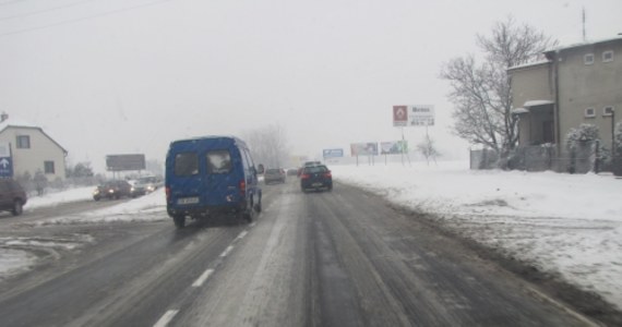 Od kilku godzin intensywnie pada śnieg. Na dodatek w jednych województwach kończą się ferie, a zaczynają w innych. Dużo ludzi wybiera się także na narty, dlatego na trasach tworzą się korki. Droga pomiędzy Krakowem a Zakopanem jest zakorkowana.
