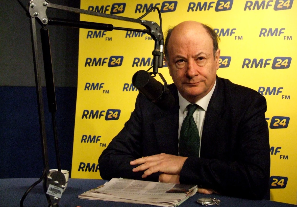 Kandydatura Sikorskiego uosabia nadzieje na przyszłość. Nie bez powodu jest tak atakowany przez PiS. Cała kariera braci Kaczyńskich wskazuje, że posługują się mało finezyjnymi metodami -  powiedział w Kontrwywiadzie RMF FM minister finansów Jacek Rostowski. Ostra zima może kosztować nas nawet kilka dziesiątych procent PKB. Jeżeli będzie taka potrzeba, Polska będzie pomagać Grecji w jej problemach finansowych - dodaje w rozmowie z Konradem Piaseckim.