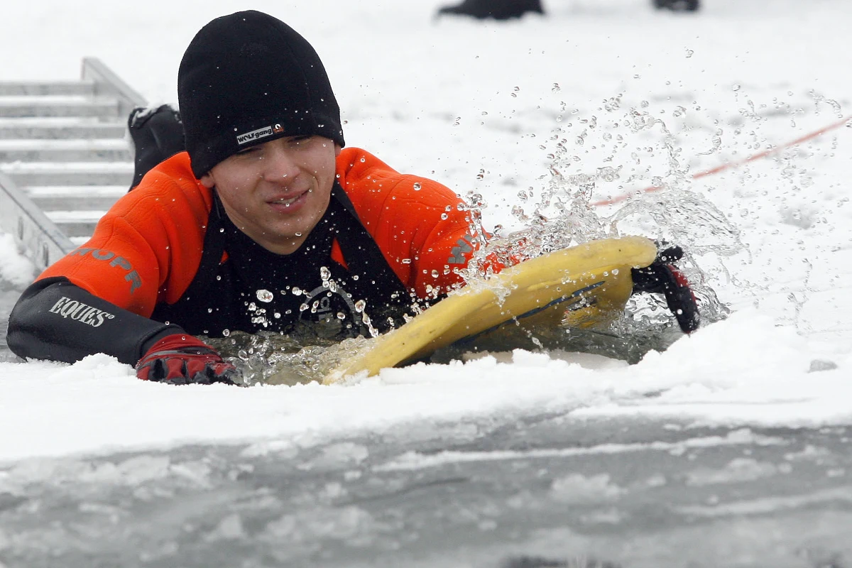 Aż 60 wrocławskich strażników miejskich uczy się, jak ratować ludzi, pod którymi załamie się lód. Szkolenia zorganizował tamtejszy oddział WOPR-u. Takie umiejętności we Wrocławiu są niezbędne, bo w mieście które leży tak blisko rzeki, zimą policja i straż miejska codziennie interweniują kilkanaście razy, ściągając dzieci i wędkarzy z lodu.
